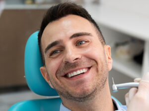 homem sorrindo