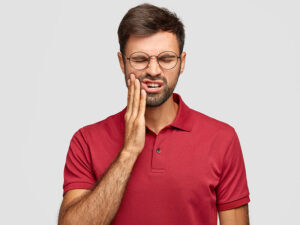 homem com dor de dente